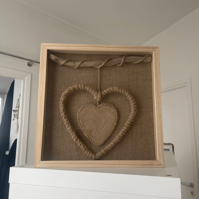 Cadre vitrine coeur  jute et bois flotté