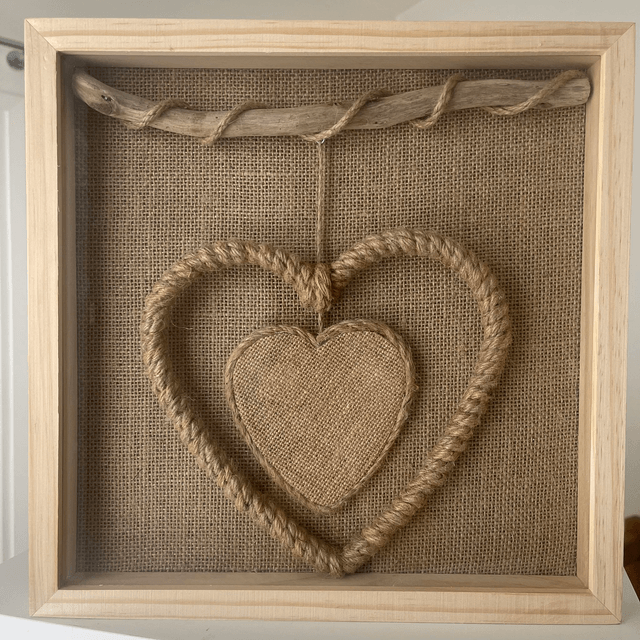 Cadre vitrine coeur  jute et bois flotté