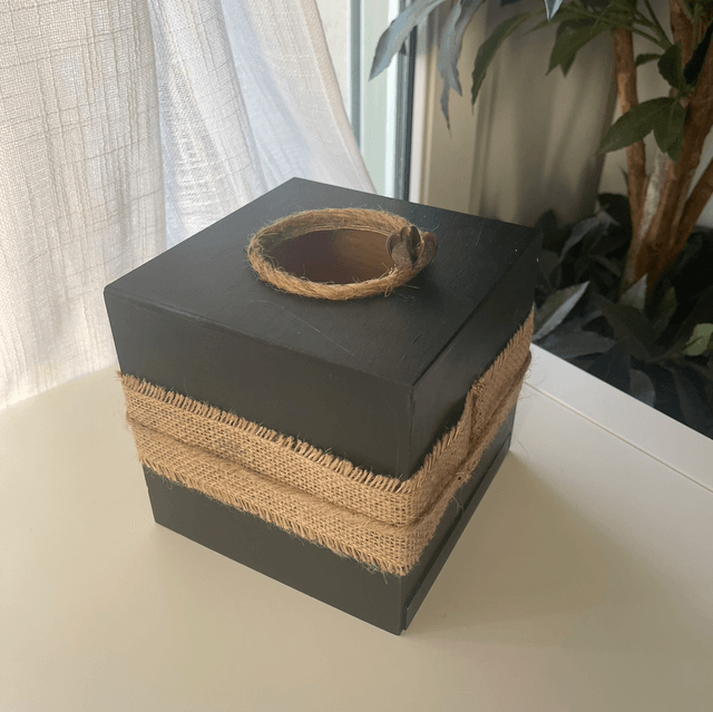 Boite à mouchoirs cube noire et jute 